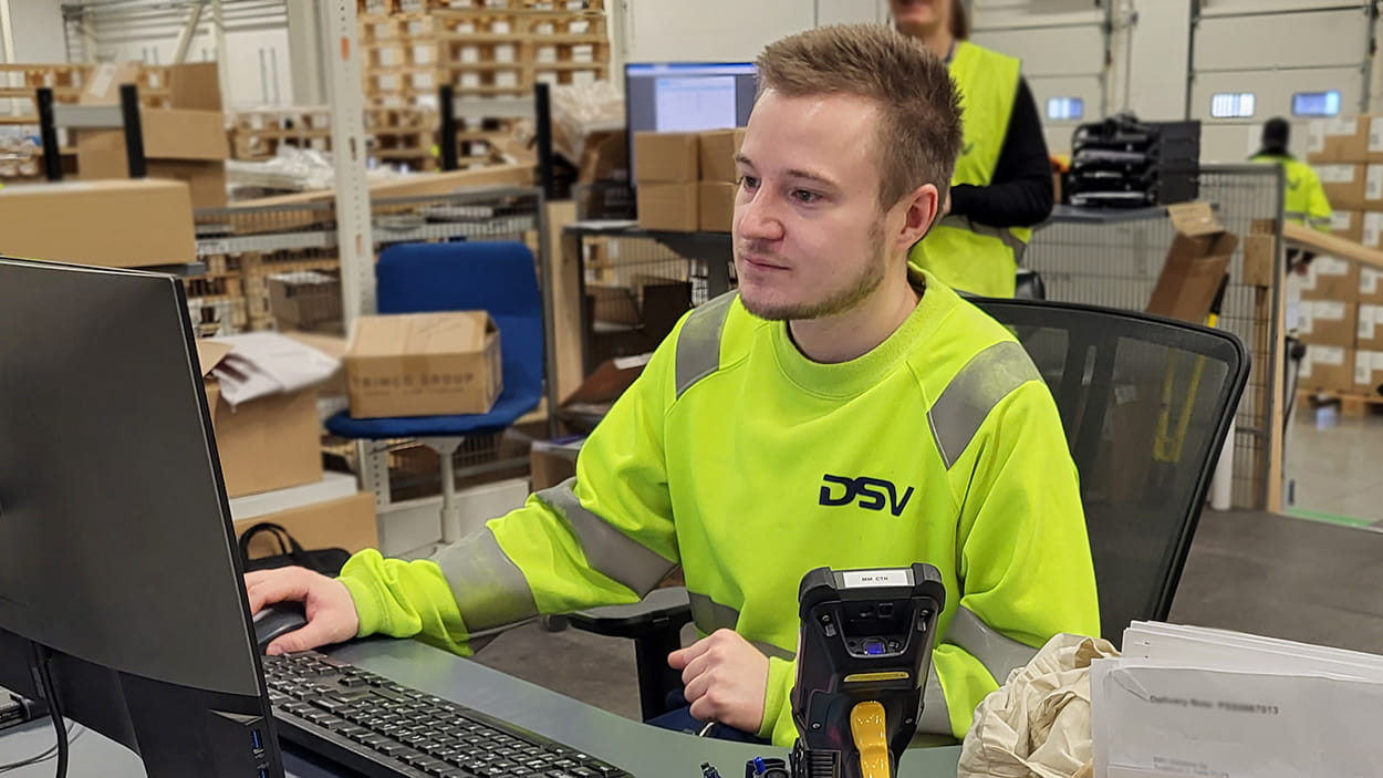 Team Leader Simo Nyyssönen työpisteellään DSV:n varastolla